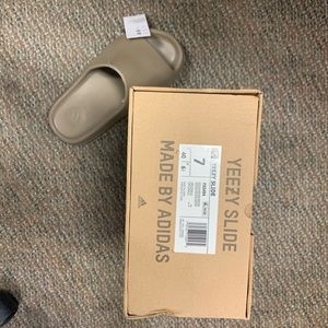 Yeezy Slides earth brown